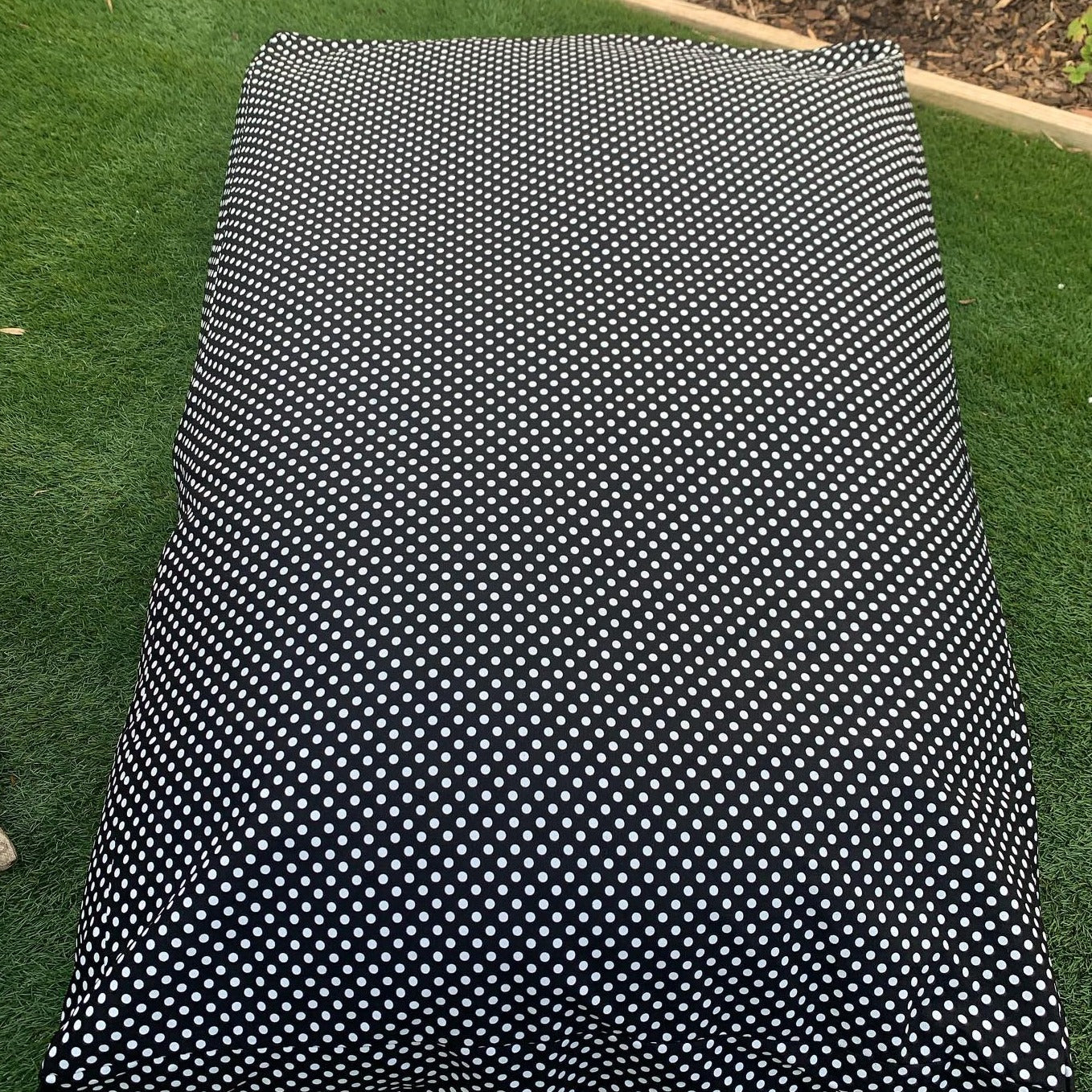 PET BED - Black & White Spot